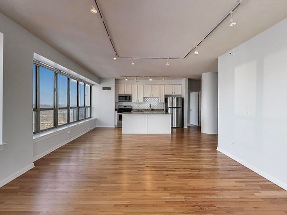 4th image of 1717 S Prairie Ave APT 805