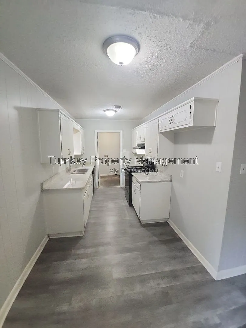3 bed, 1.5 bath, 1100 sqft, $1,200 — Photo 2