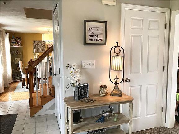 4th image of 17 Sharon Dr