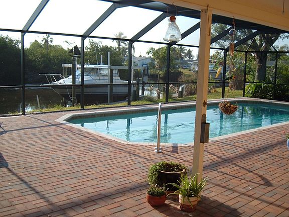 pool deck w/boat lift