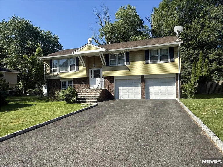 304 Loren Ct — Photo 2