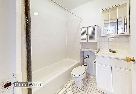 4th image of 1045 Lexington Ave #3F