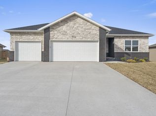 858 W Elmwood Cir, Nixa, MO 65714