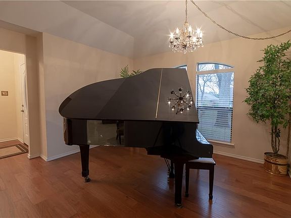 4th image of 4007 Woodcastle Ct