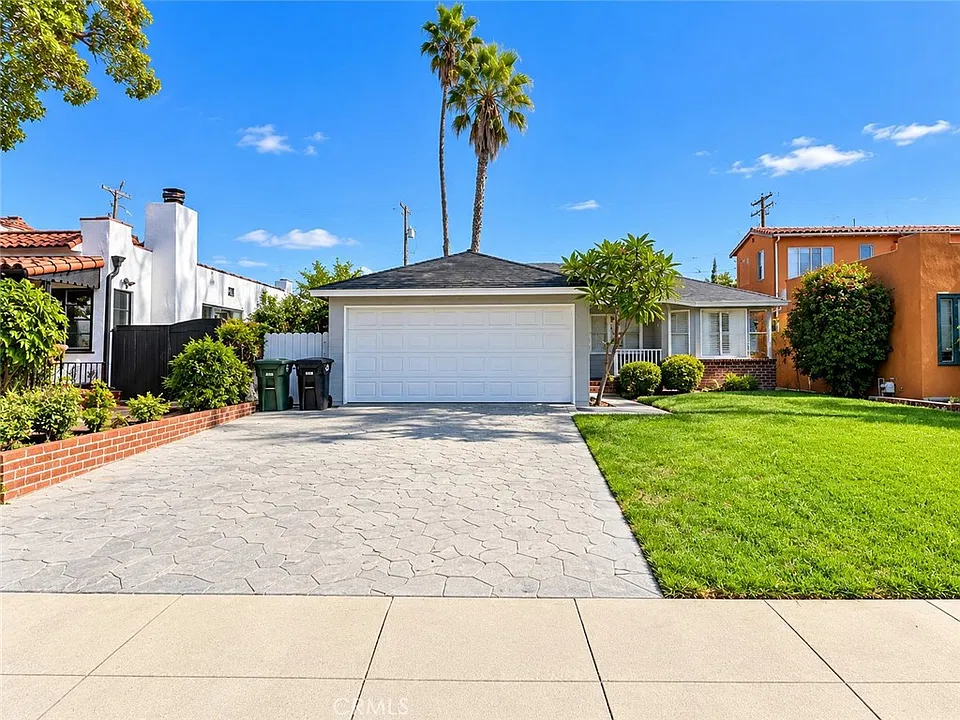 1104 N Screenland Dr