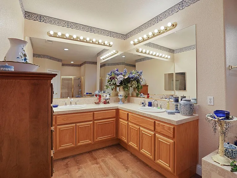 549 Glenbriar Cir — Photo 16