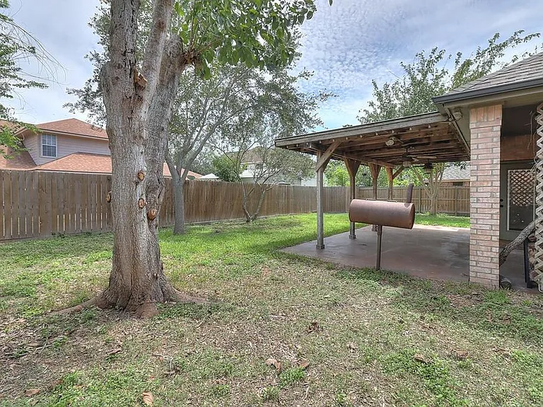 7810 Duchess St — Photo 13