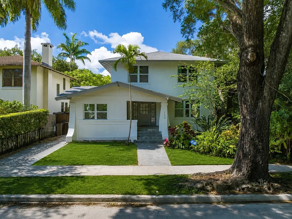 120 NE 44th St