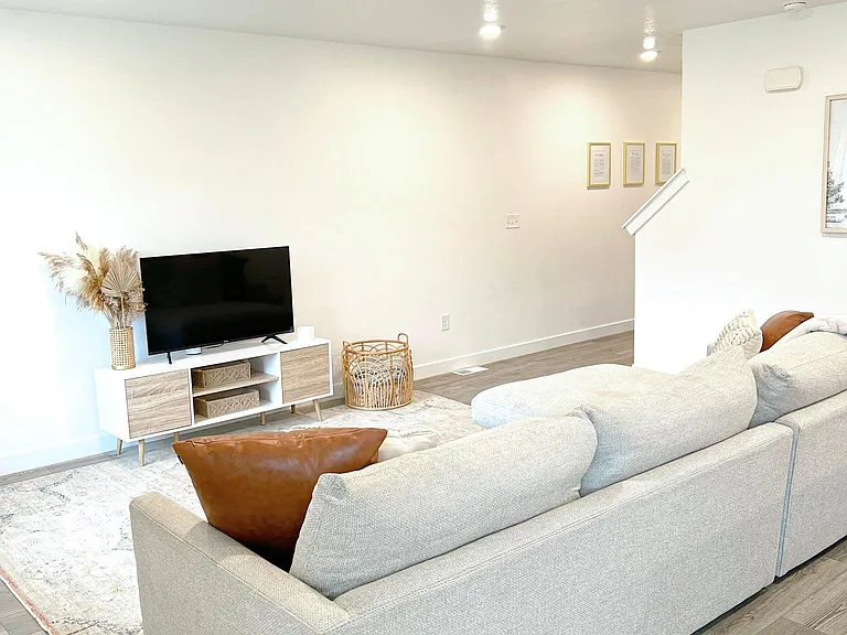 1863 S 460 W — Photo 2