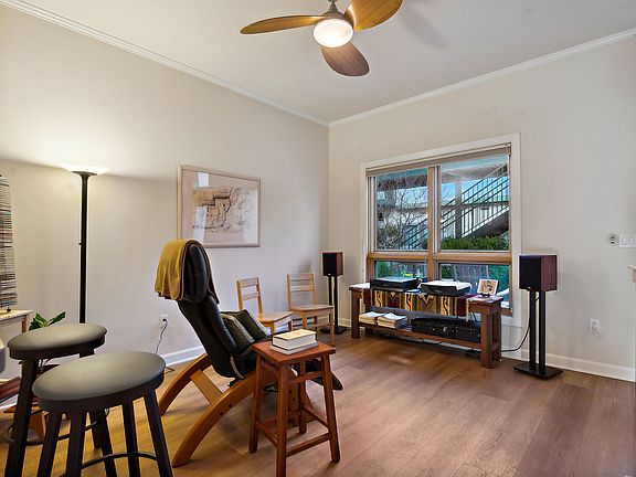 4th image of 110 Richmond Dr SE Unit 202