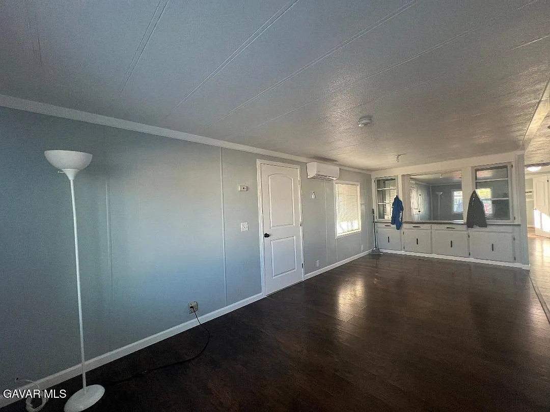 3 bed, 1040 sqft, $2,100 — Photo 3