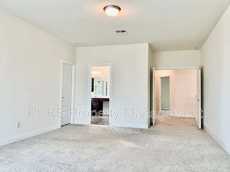 1008 Brenham Ln — Photo 18