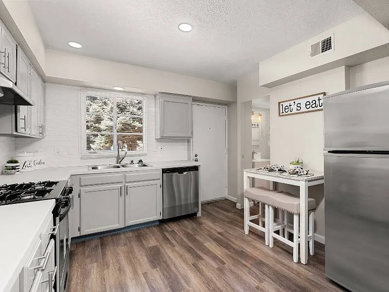 Nob Hill Apartments — Photo 2