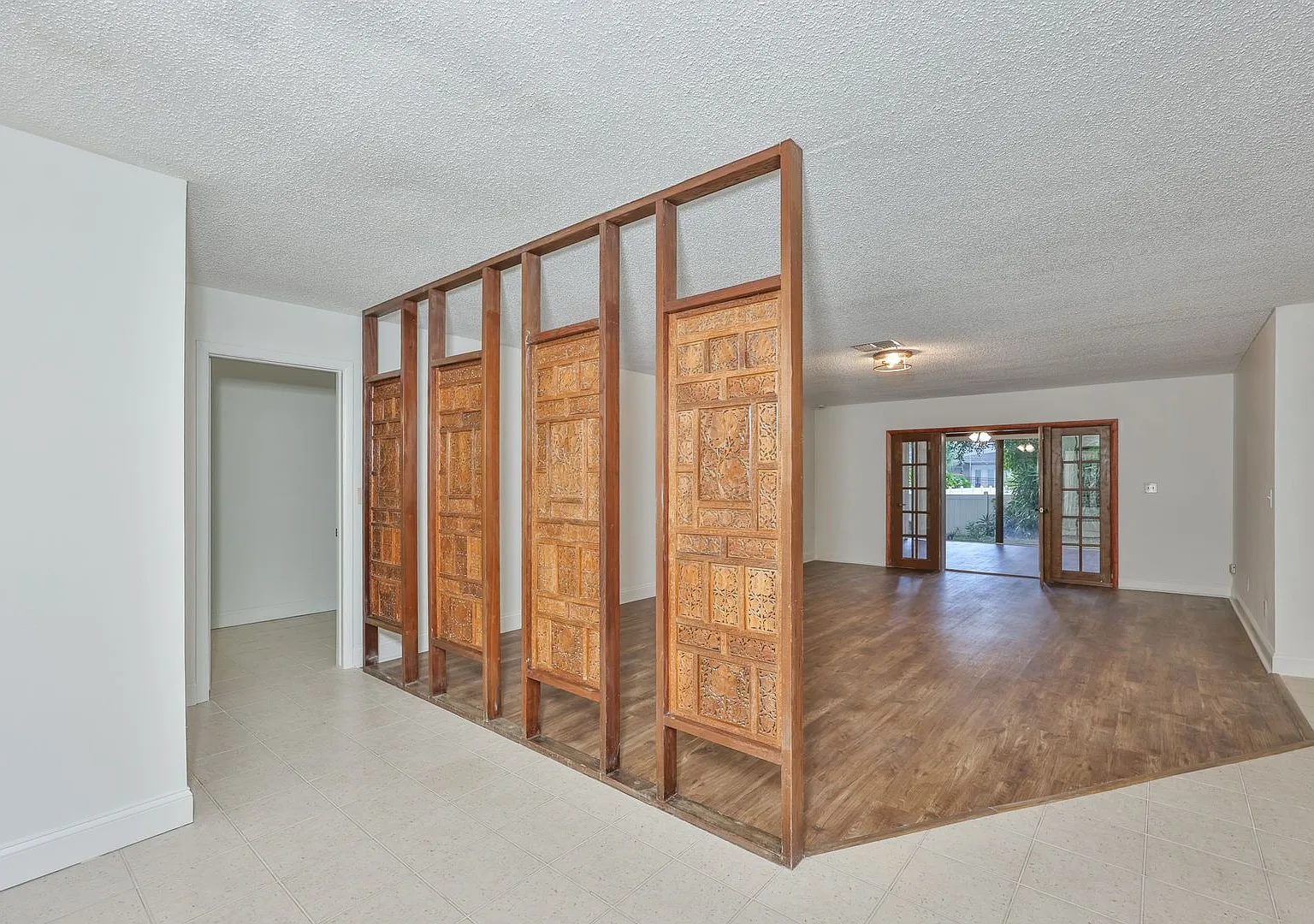 Move-In Special! 3 Beds 2 Baths Home with Jacuzzi & 2-Car Garage in Clearwater! — Photo 4