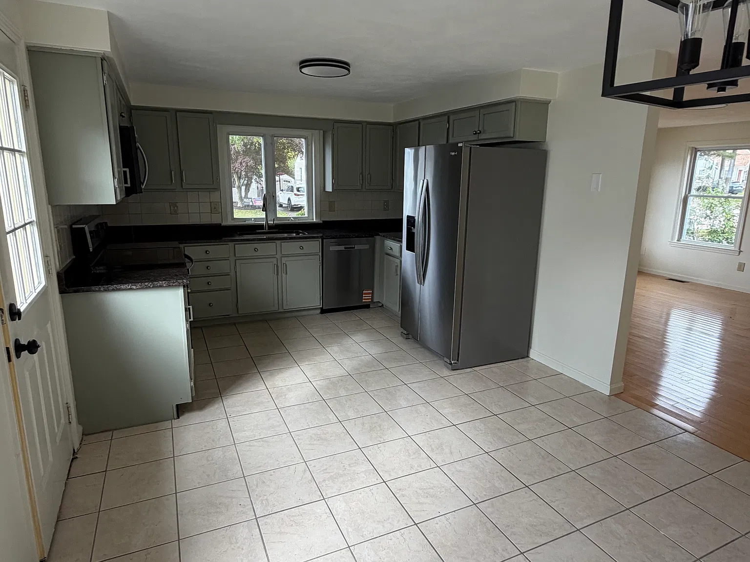 3 bed, 1040 sqft, $3,300 — Photo 2