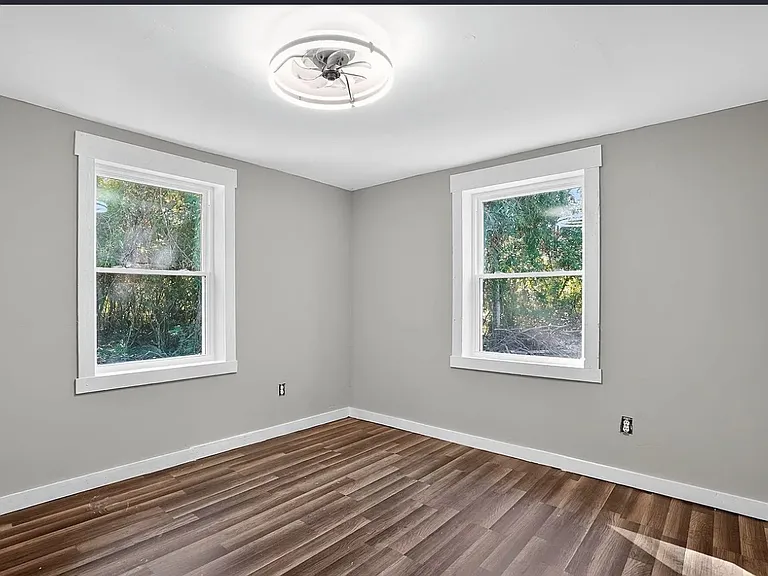 306 7th St E — Photo 6