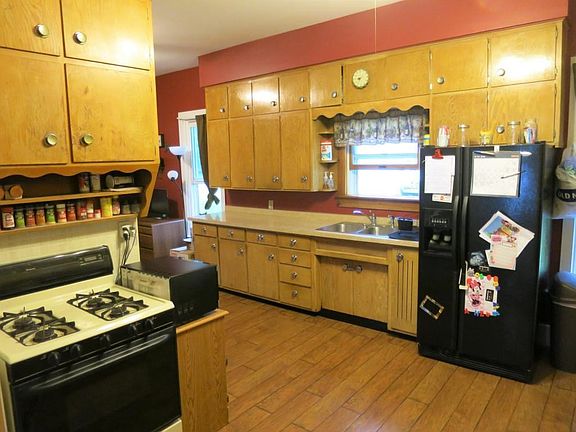 5th image of 654 E Rose St