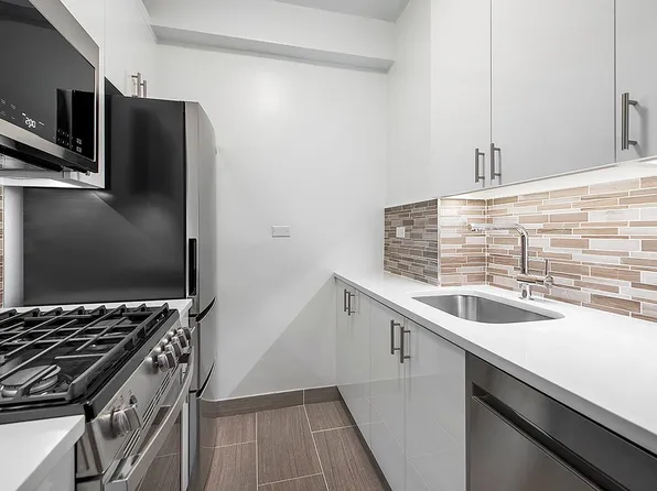 333 W 57th St APT 2D, New York, NY 10019