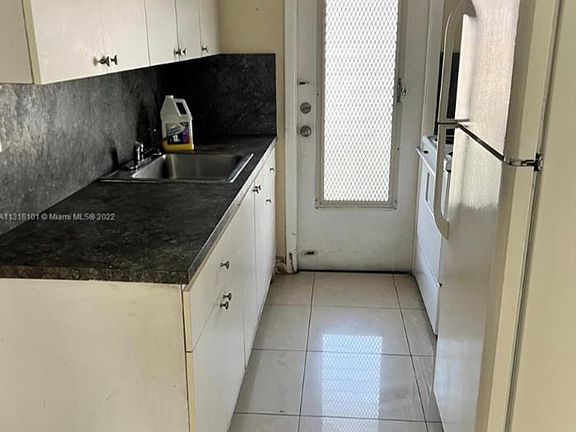 4th image of 16120 NE 19th Ct APT 3