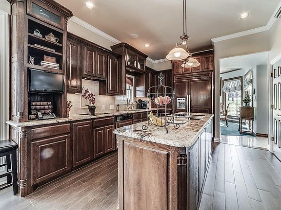 3rd image of 1201 Whispering Oaks Dr
