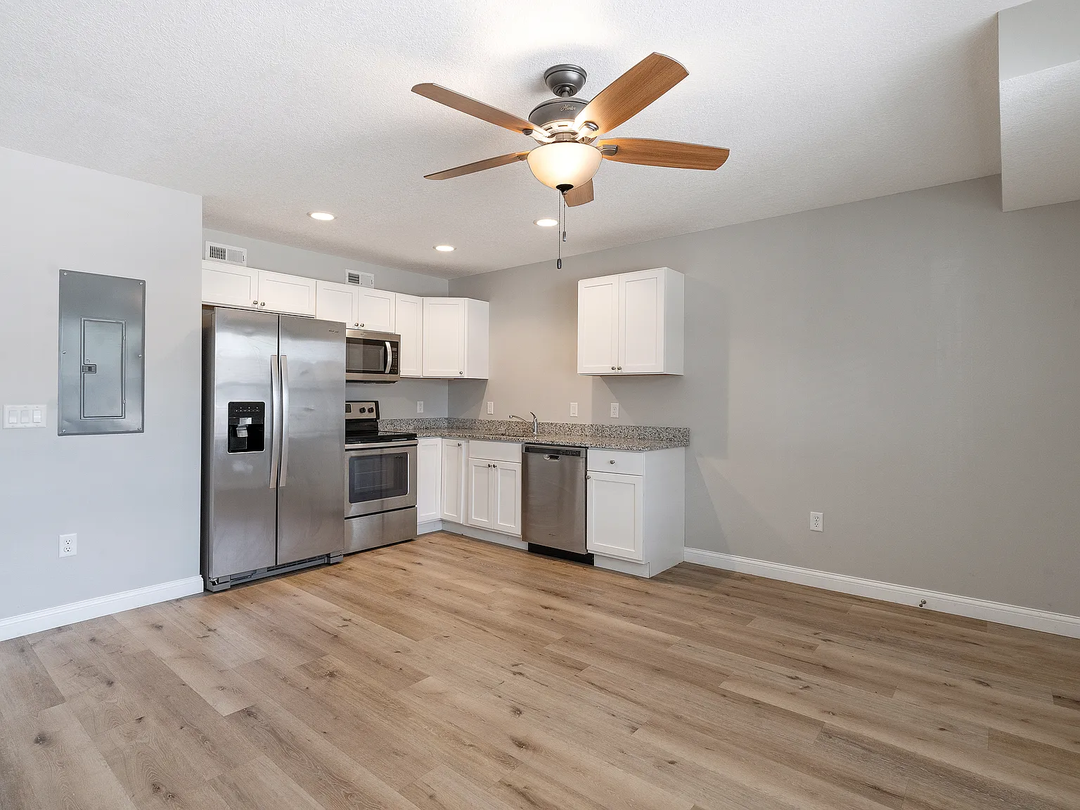 3 bed, 1.5 bath, 1200 sqft, $1,820 — Photo 3