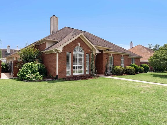 2nd image of 102 Stratford Cir