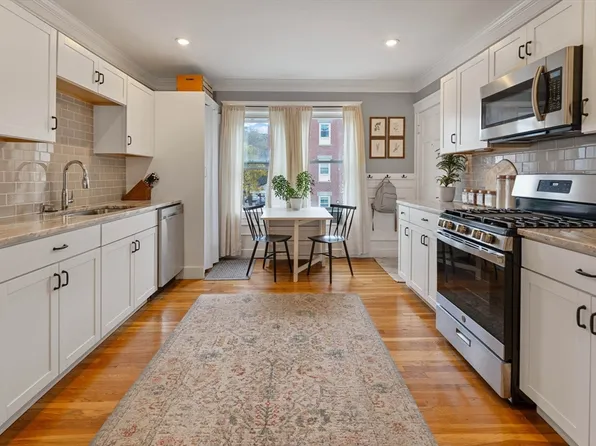 62 Perkins St #2, Salem, MA 01970