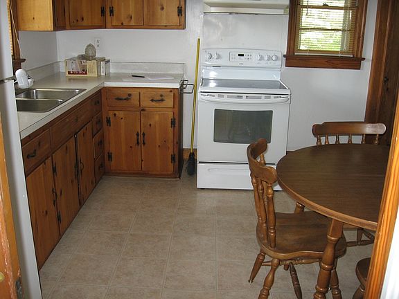 Eat In Kitchen with Appliances