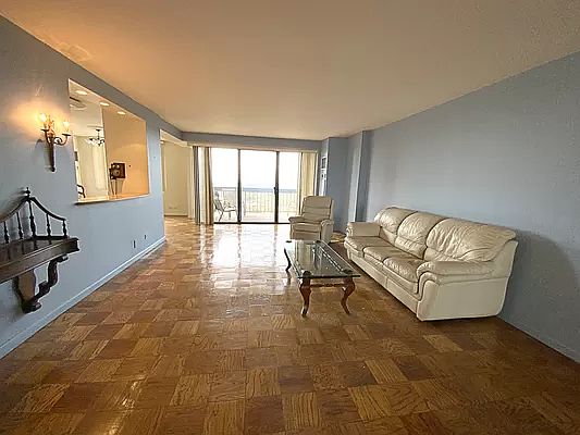 3rd image of 27110 Grand Central Pkwy APT 25H