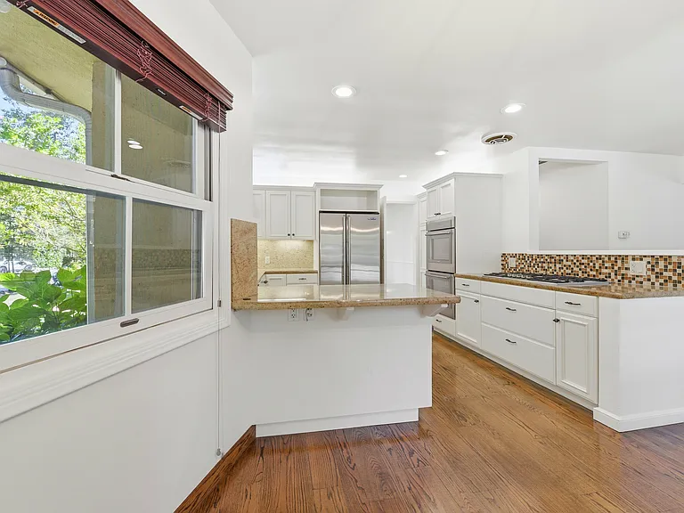 1825 White Oak Dr — Photo 12