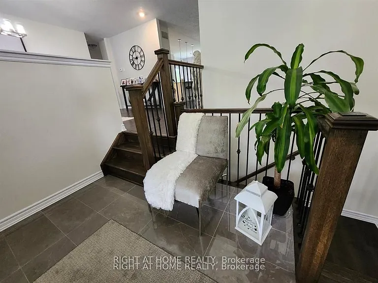 84 Diamond Valley Dr — Photo 5
