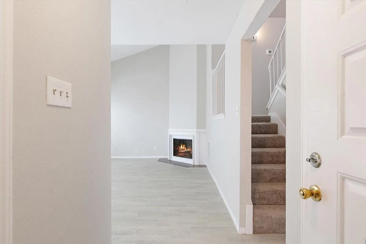 2 bed, 2.5 bath, 1273 sqft, $1,800 — Photo 3