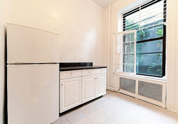 5th image of 403 W 21st St #1W