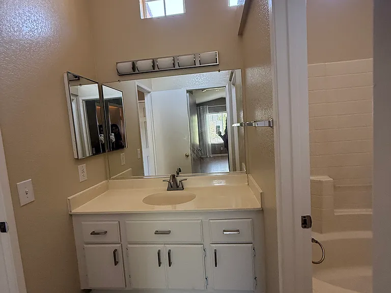 1010 E Chestnut St — Photo 23