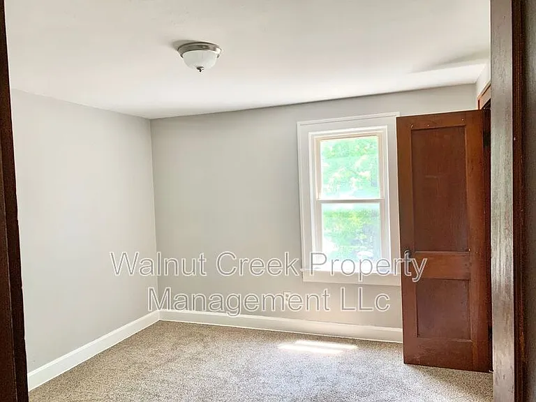 1911 E 34th St — Photo 14