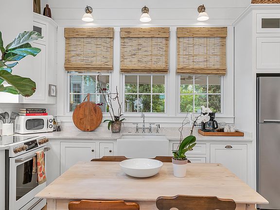 Full kitchen fully stocked for all your cooking needs