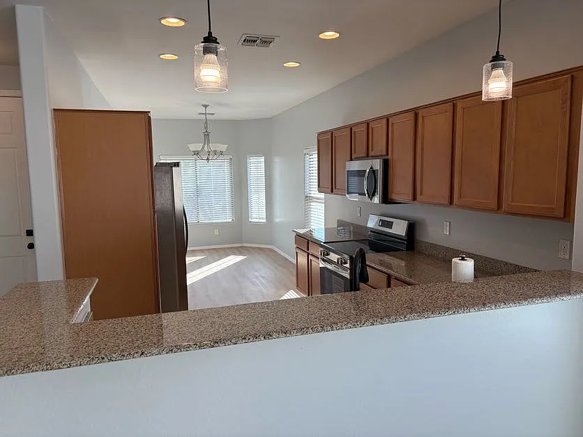 3 bed, 1600 sqft, $1,775 — Photo 3