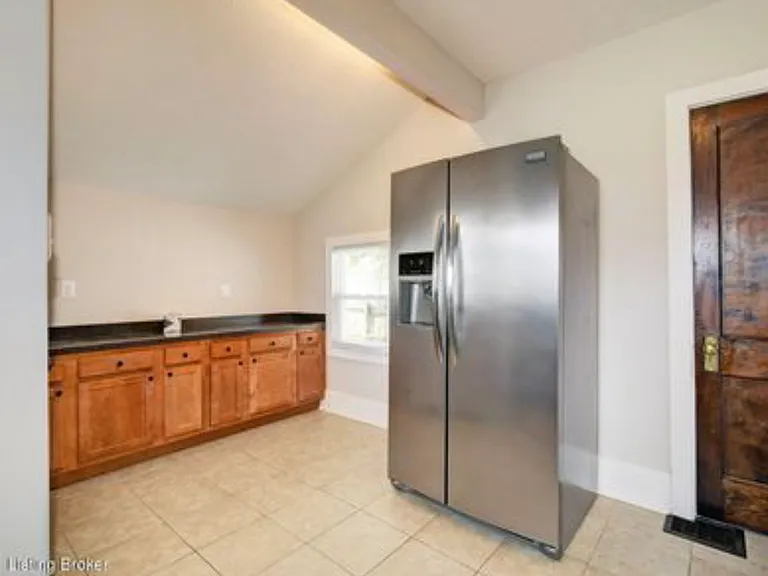 644 Ervay Ave — Photo 8