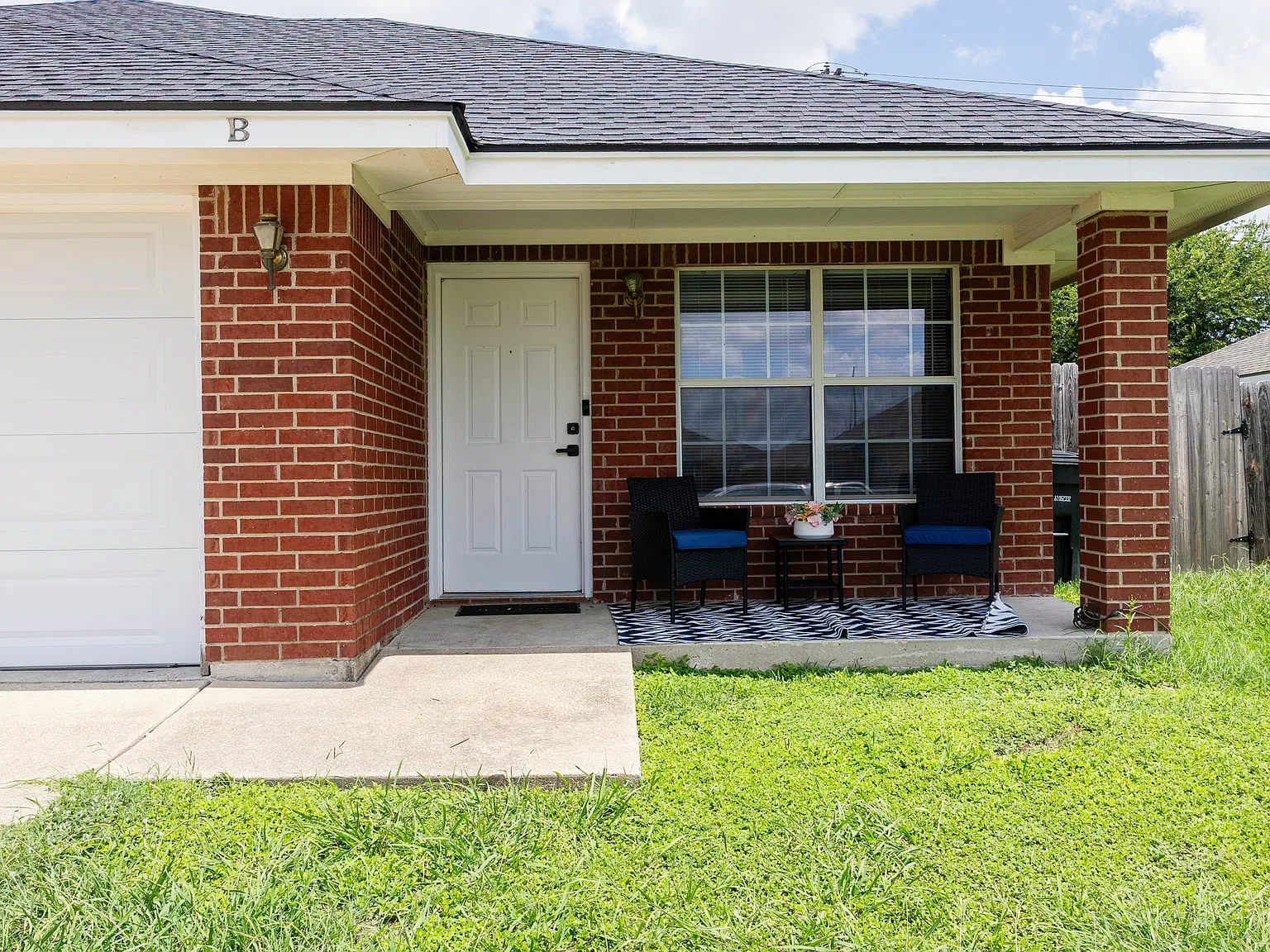 3 bed, 1295 sqft, $2,200 — Photo 1