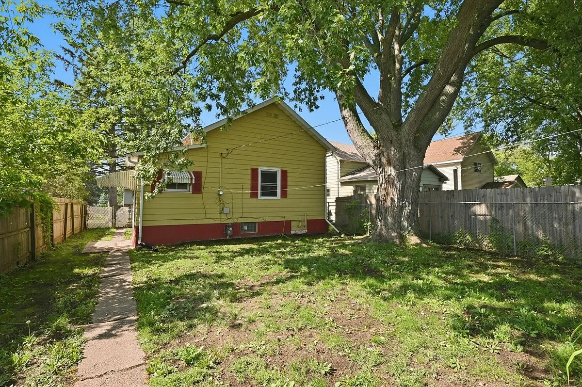 2 bed, 1300 sqft, $2,000 — Photo 3