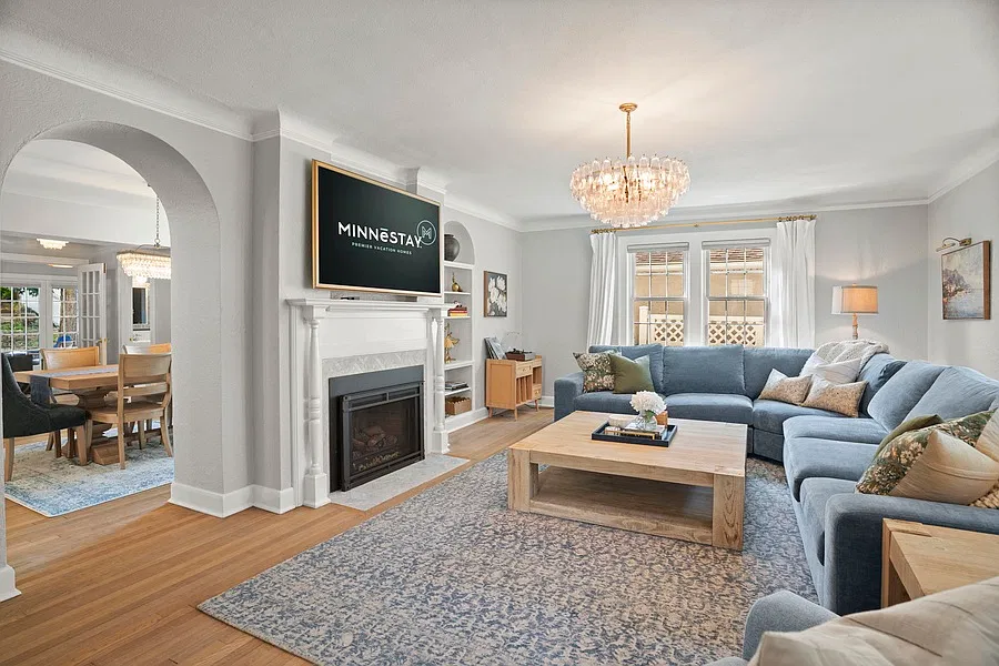 4 bed, 3930 sqft, $5,000 — Photo 2