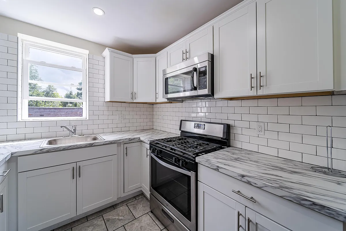 Building Photo - 136 9th St #3