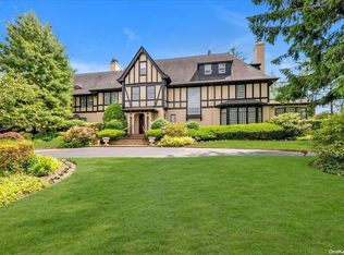 1 Meadow Dr, Lawrence, NY 11559
