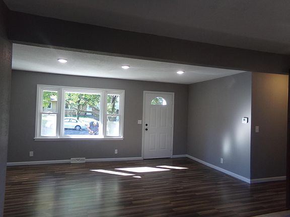 3rd image of 735 W Leawood Dr