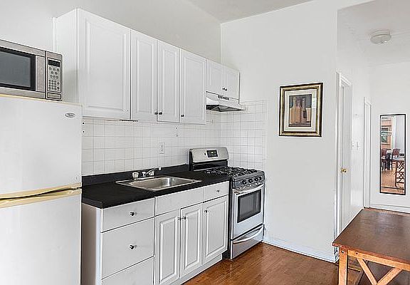 2nd image of 454A Greene Ave #2