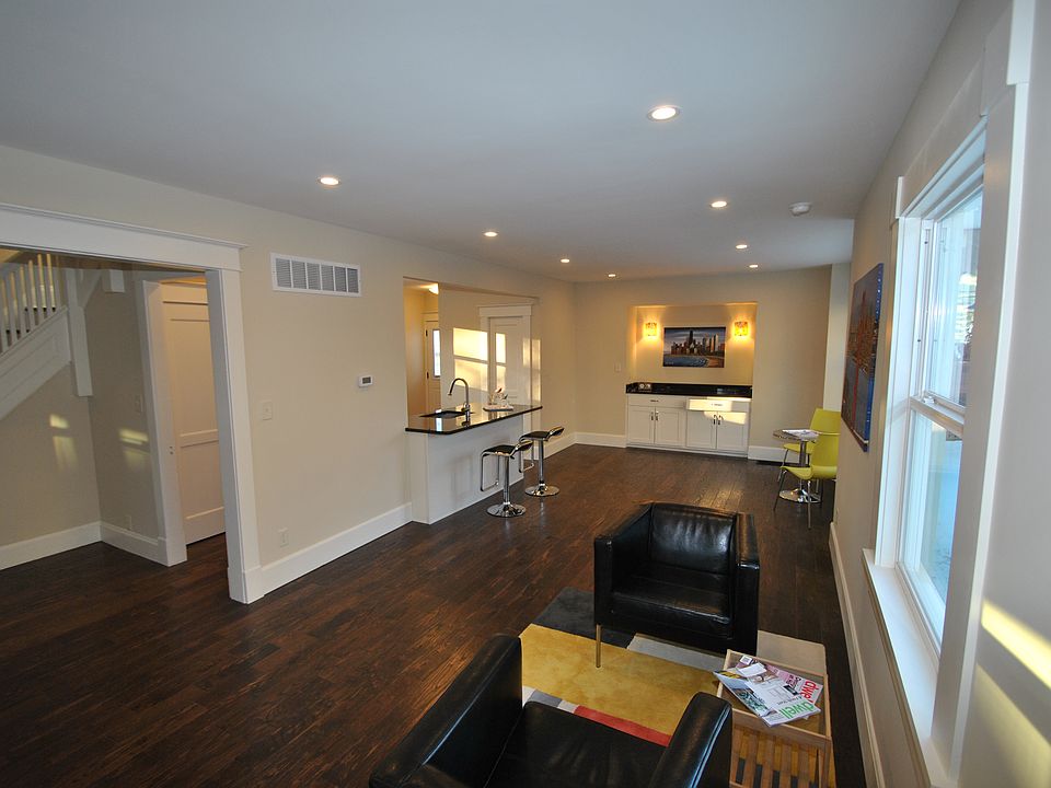 2nd image of 620 E 42nd St