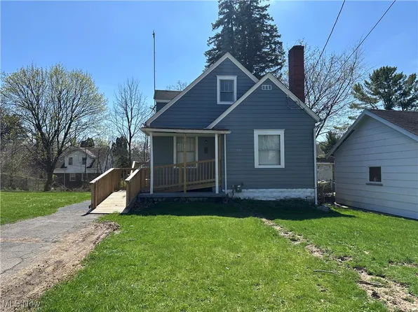 645 W Ravenwood Ave, Youngstown, OH 44511