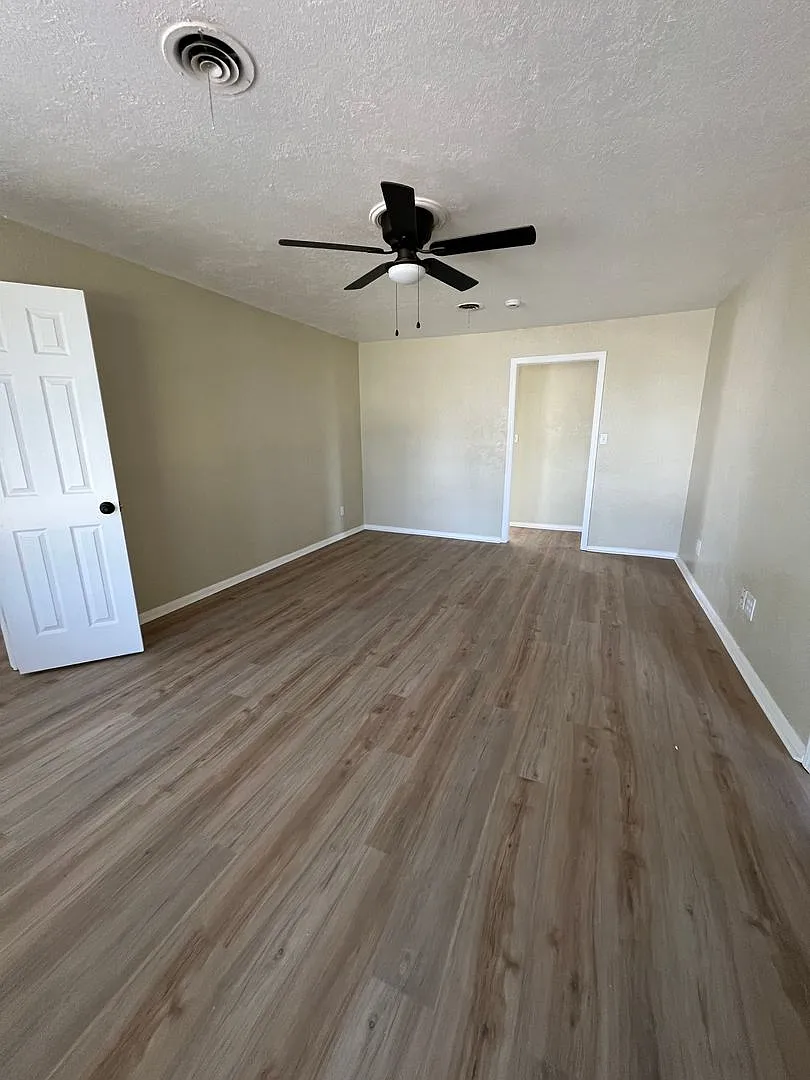 4 bed 1.5 Bath — Photo 2