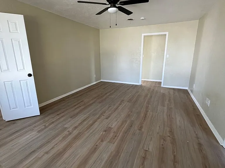 302 N Forest St — Photo 2