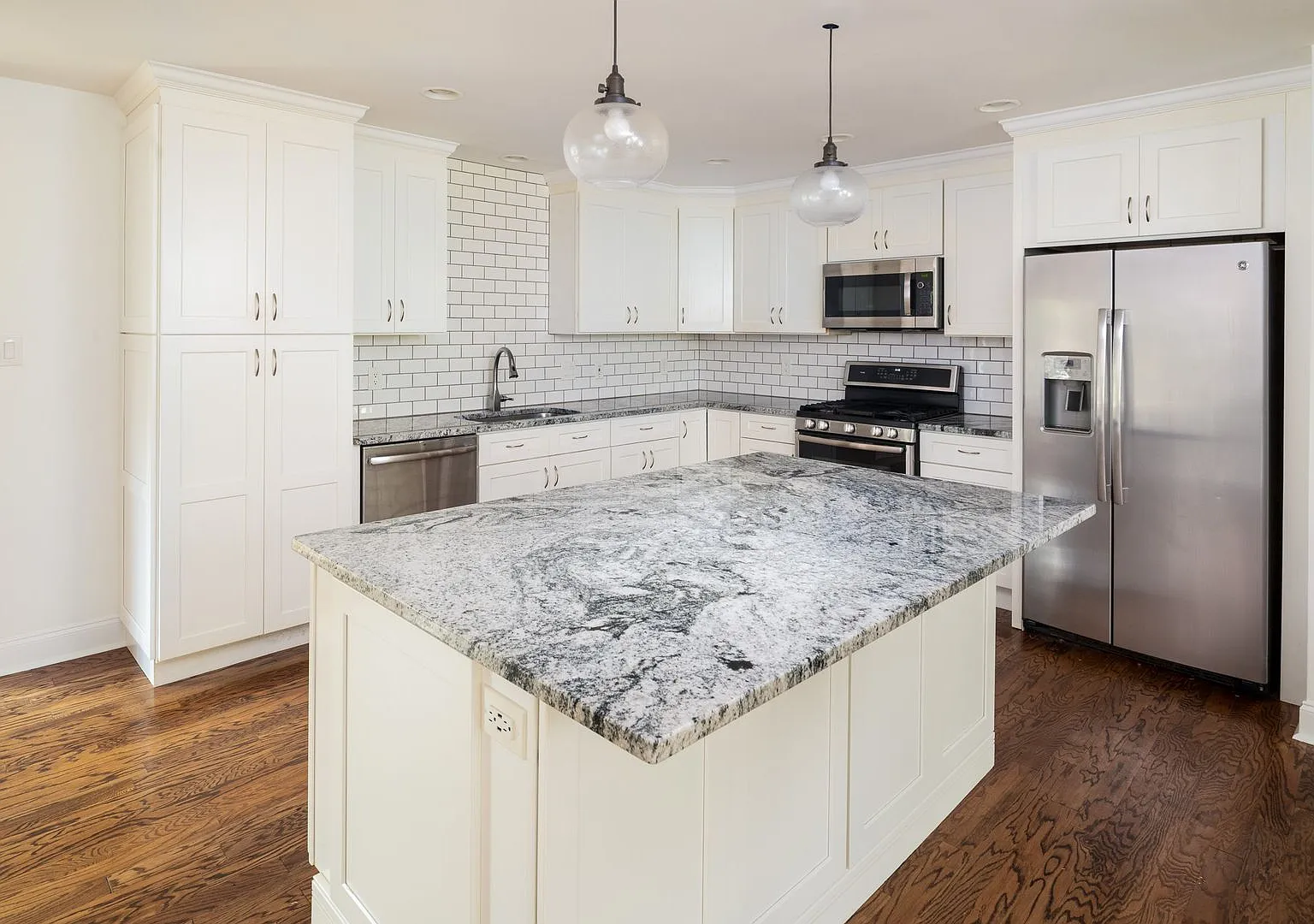 4 bed, 3.0 bath, 2495 sqft, $3,200 — Photo 3